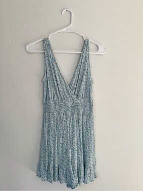 Rewind Light Blue and White Floral Romper Size Small 🩵🤍💎🐚